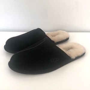 Ugg brand mens Scuff slipper, black slipper with beige fur. Never worn.